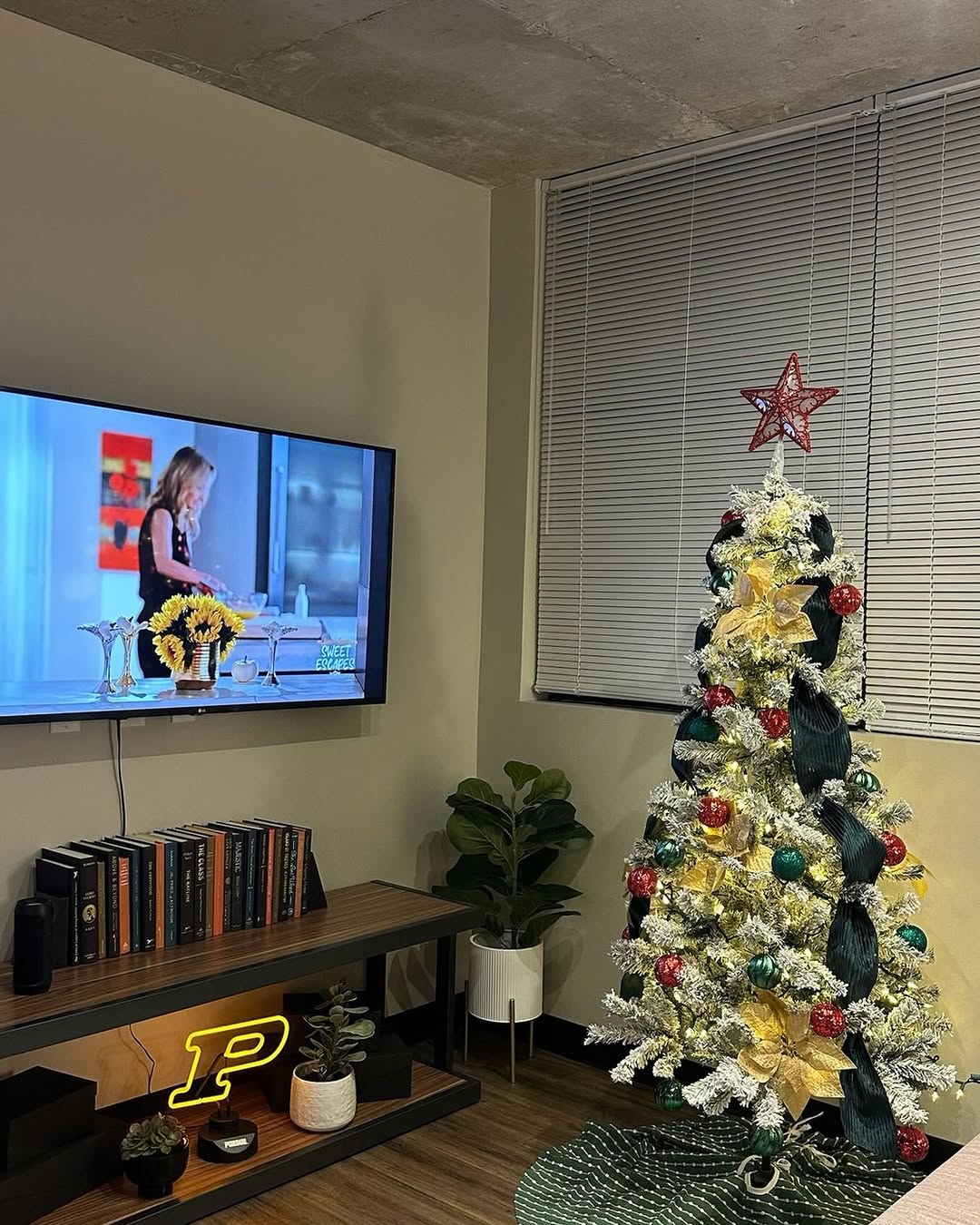 Who has their Christmas decor put up? \ud83e\udd29\n\nComment below if you do and you'll be entered for a sweet giveaway \ud83d\ude0e