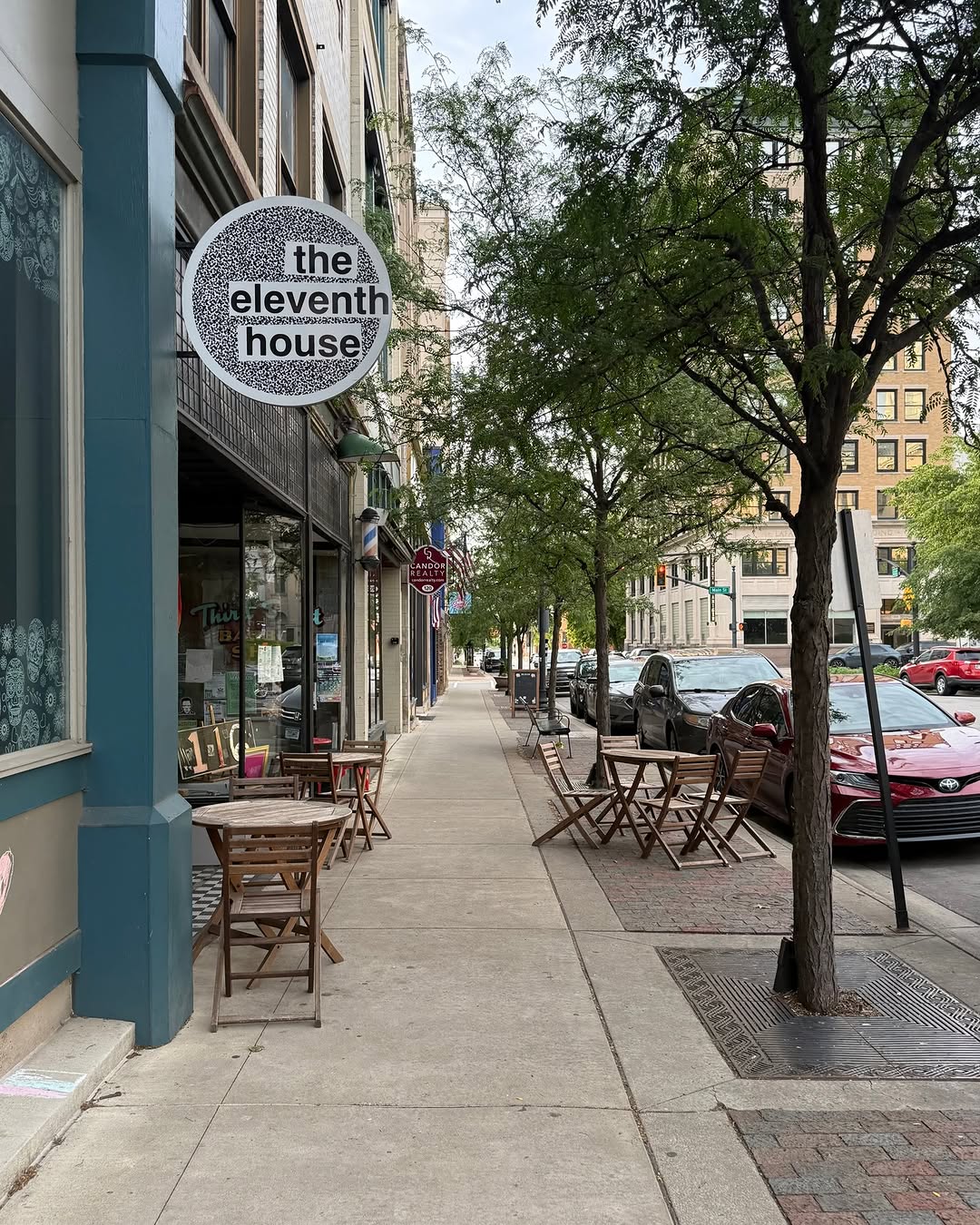 Downtown is just steps away from Rise \ud83c\udf06\n\nWhether you're grabbing a quick bite, meeting friends for dinner, or making a coffee run to start the day, your favorite local spots are right around the corner!\n\n